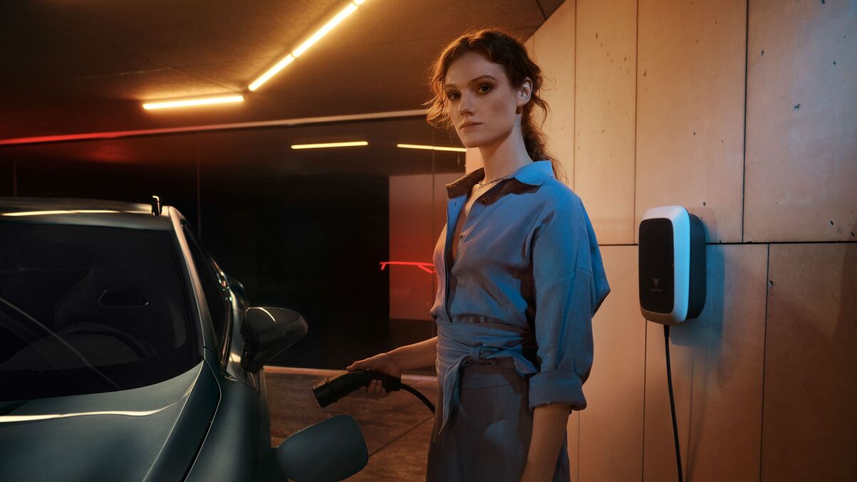 Polnjenje električnega avtomobila s polnilnico MOON 