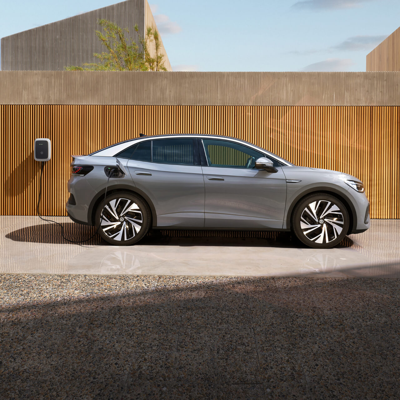 Polnjenje električnega avtomobila s polnilnico MOON 