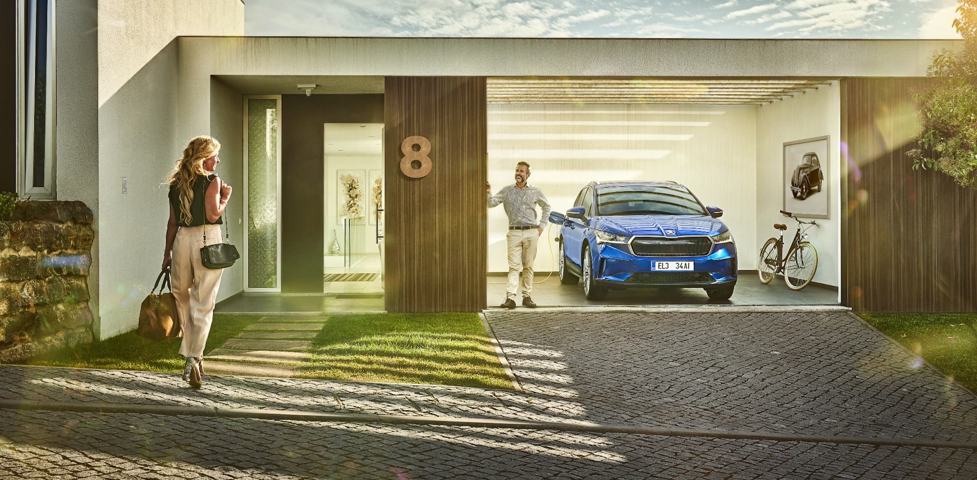 Polnjenje električnega avtomobila s polnilnico MOON 