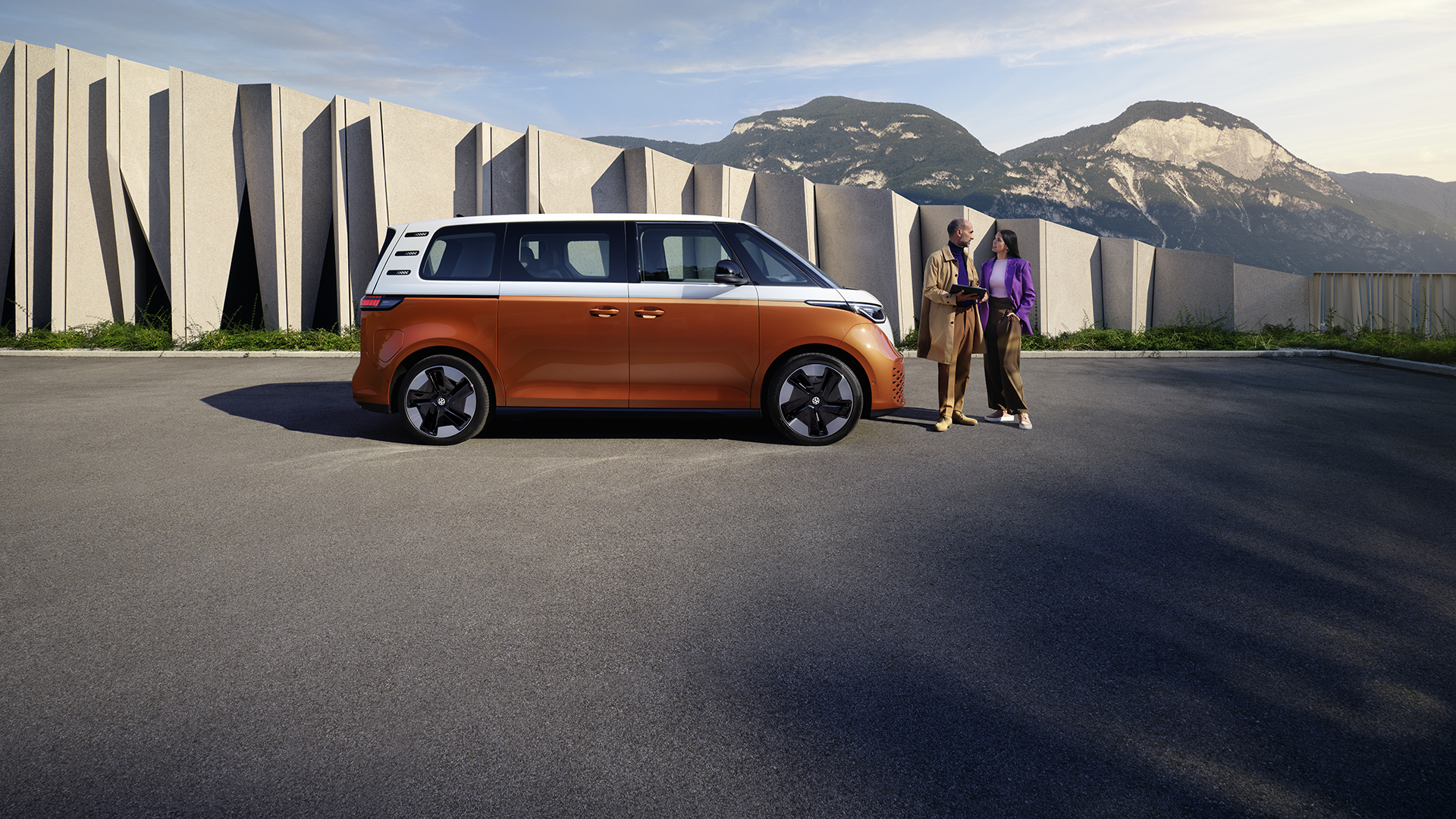 Polnjenje električnega avtomobila s polnilnico MOON 